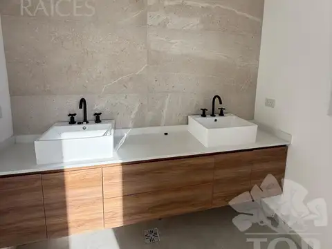 Casa 6 ambientes con 4 baños
