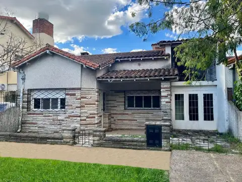 Casa reciclar en excelente ubicación.