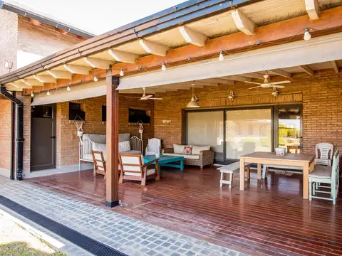 Casa en Alquiler en Puerto Roldan, USD 2.100