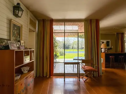 Gran casa en una planta sobre un espectacular parque de casi 9.000 m² en el Barrio Los Nogales, Villa de Mayo.