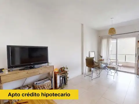 Departamento venta 2 ambientes al contrafrente con balcón. Excelente estado.