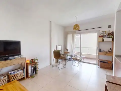 Departamento venta 2 ambientes al contrafrente con balcón. Excelente estado.