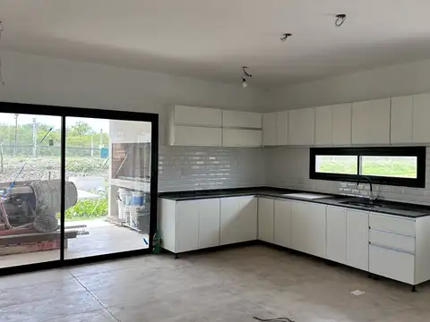 VENTA-Casa-5 Ambientes- 4 dormitorios-Pileta-A estrenar-San Sebastian-Area 9-Escobar-APTA CREDITO