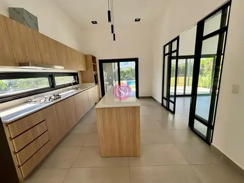 Casa 4 ambientes con 2 baños