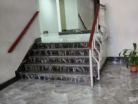 Monoambiente al frente con balcón. Súper luminoso