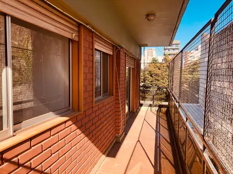 Excelente departamento de cuatro ambientes con balcón corrido y vista abierta.