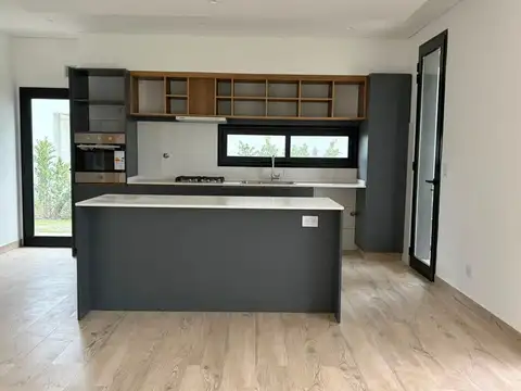 Casa 5 ambientes con 3 baños