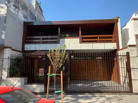 FLORESTA VENTA CHALET 5 AMB, GRJE 3 AUTOS y QUINCHO. EXCELENTE ESTADO 