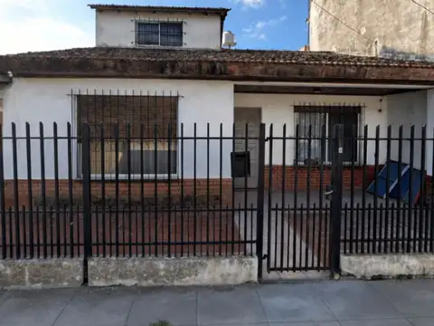 Casa en venta c/ cochera , Villa de Mayo