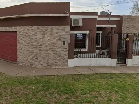 VENTA CASA 3 AMB CON QUINCHO Y PILETA CLAYPOLE