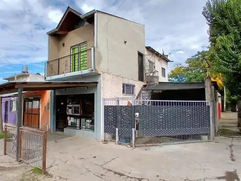 Casa 4 amb local comercial + Estructura 3 locales