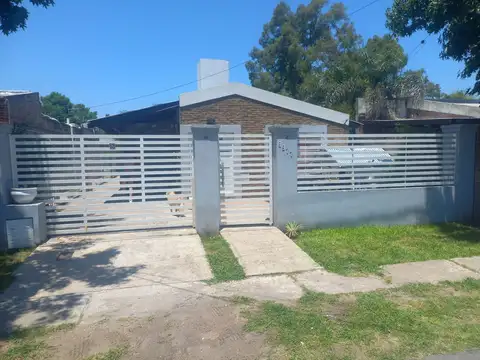 Casa dos dormitorios con jardín y cochera en Barrio Tango/Físherton