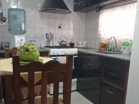 Casa 3 ambientes con parque y quincho en Paso del Rey