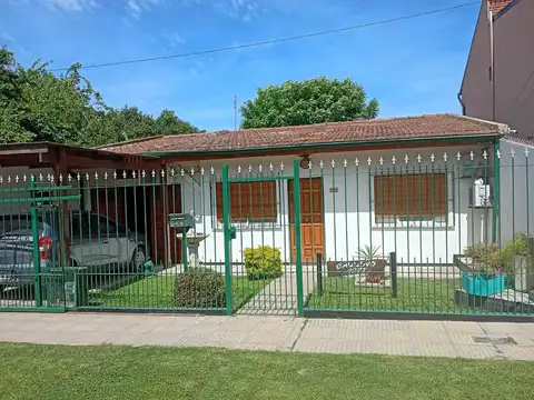 Casa 3 ambientes con parque y quincho en Paso del Rey