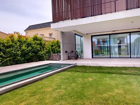 Moderna casa en Barrio Los Castaños