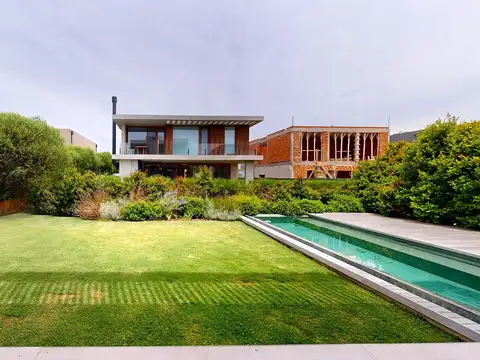 Casa 5 ambientes con 4 baños