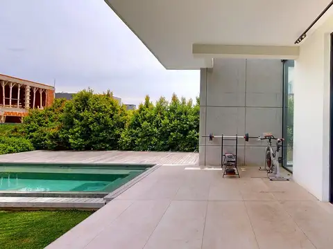 Casa en Venta con 2 cocheras