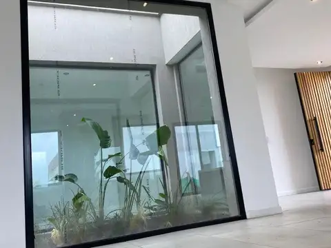 Casa en Venta con 4 cocheras