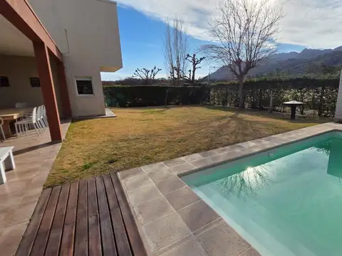 Casa en Venta con 3 cocheras