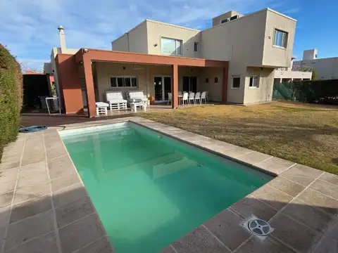 Casa 5 ambientes con 3 baños