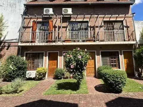 Casa 4 ambientes en Complejo cerrado c/cochera Vte lópez