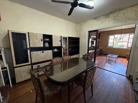 Hermosa casa antigua de estilo para reciclar