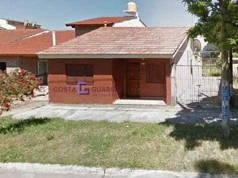 Casa al frente de 3 ambientes sobre lote de 10 X 30 con patio