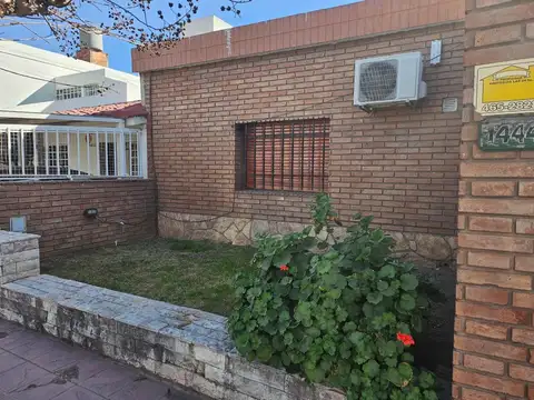 VENTA CASA DE 3 DORM C/AMPLIO PATIO EN BARRIO LOS NARANJOS