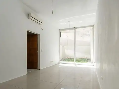 VENTA MONOAMBIENTE PARQUE CHAS CON PATIO Y VERDE