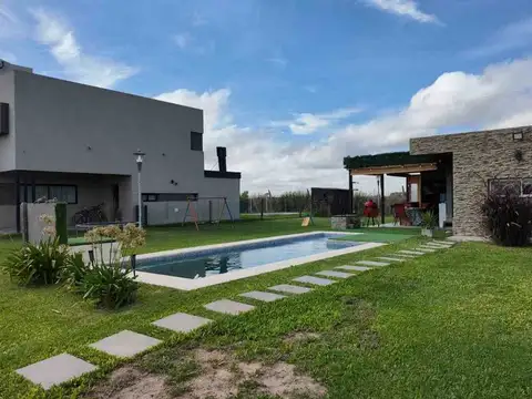 CASA EN VENTA 2 DORMITORIOS-BRISANOVA - P. ESTHER