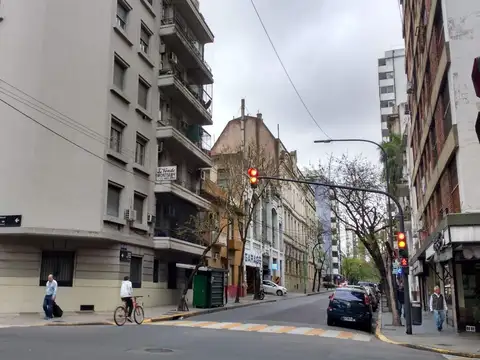 Oficina Hipolito Yrigoyen 2500 137m2