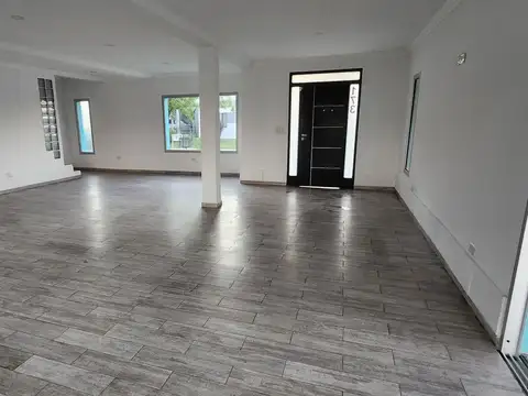 Casa en Alquiler con 2 cocheras