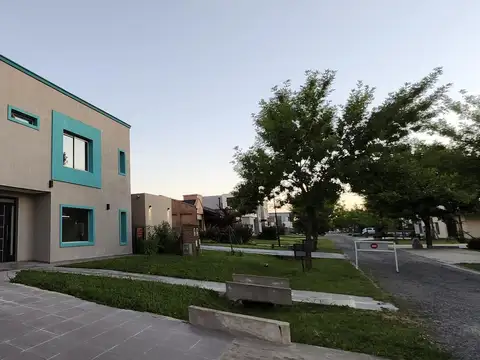 Alquiler de Casa 4 ambientes, 3 dormitorios, 3 Baños y Garage en Barrio Laguna Azul - Spegazzini