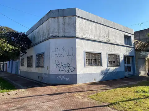 CASA EN VENTA A RECICLAR O LOTE BANFIELD