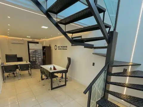 Local en dos plantas excelente ubicacion