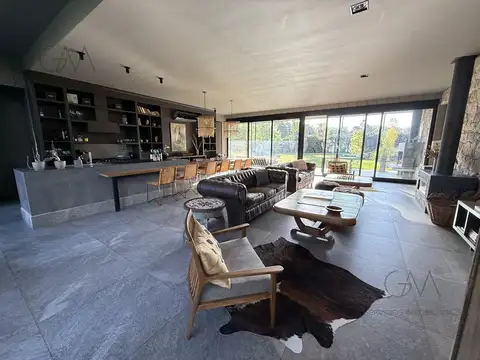 Casa 4 ambientes con 2 baños