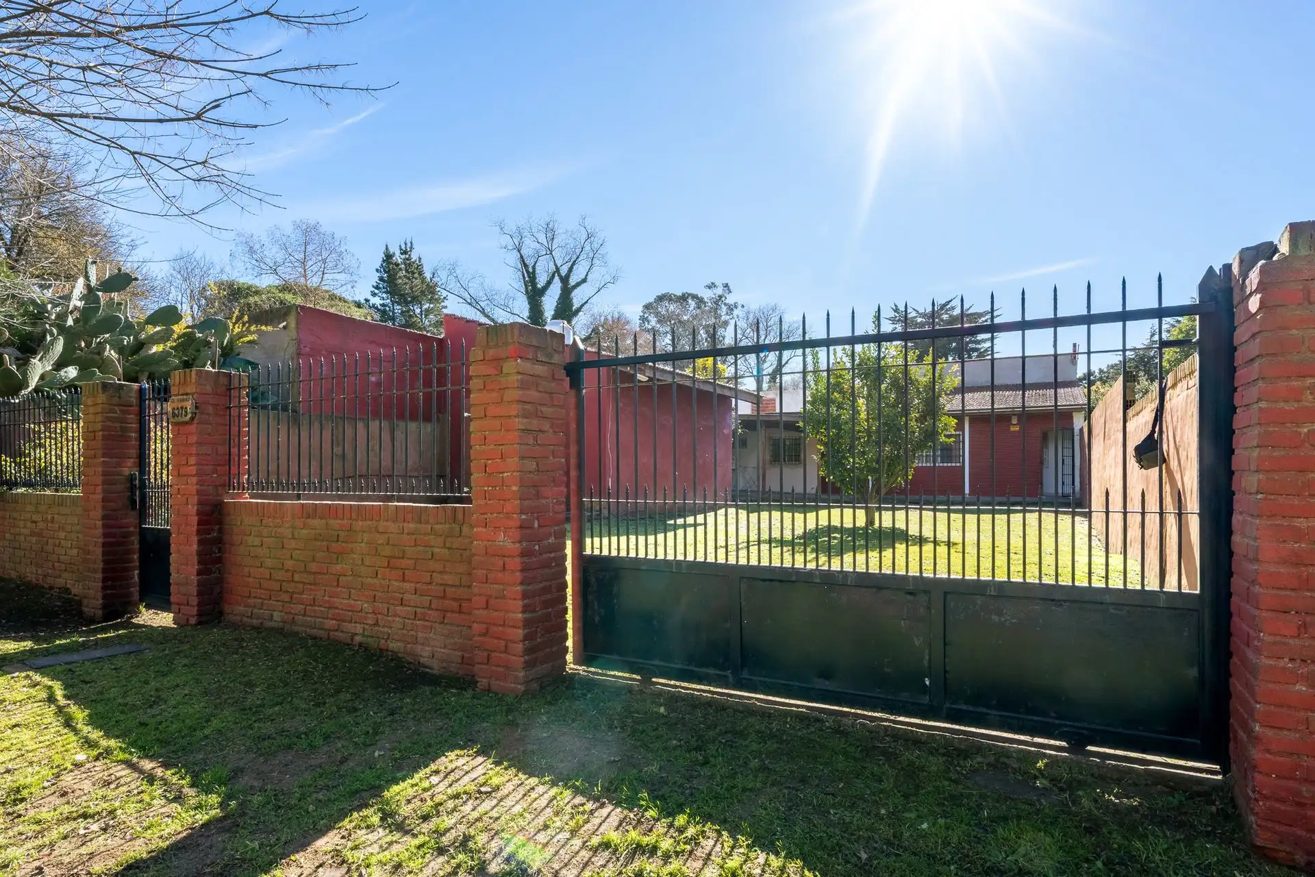 VENTA CASA CON PARQUE LAS DALIAS