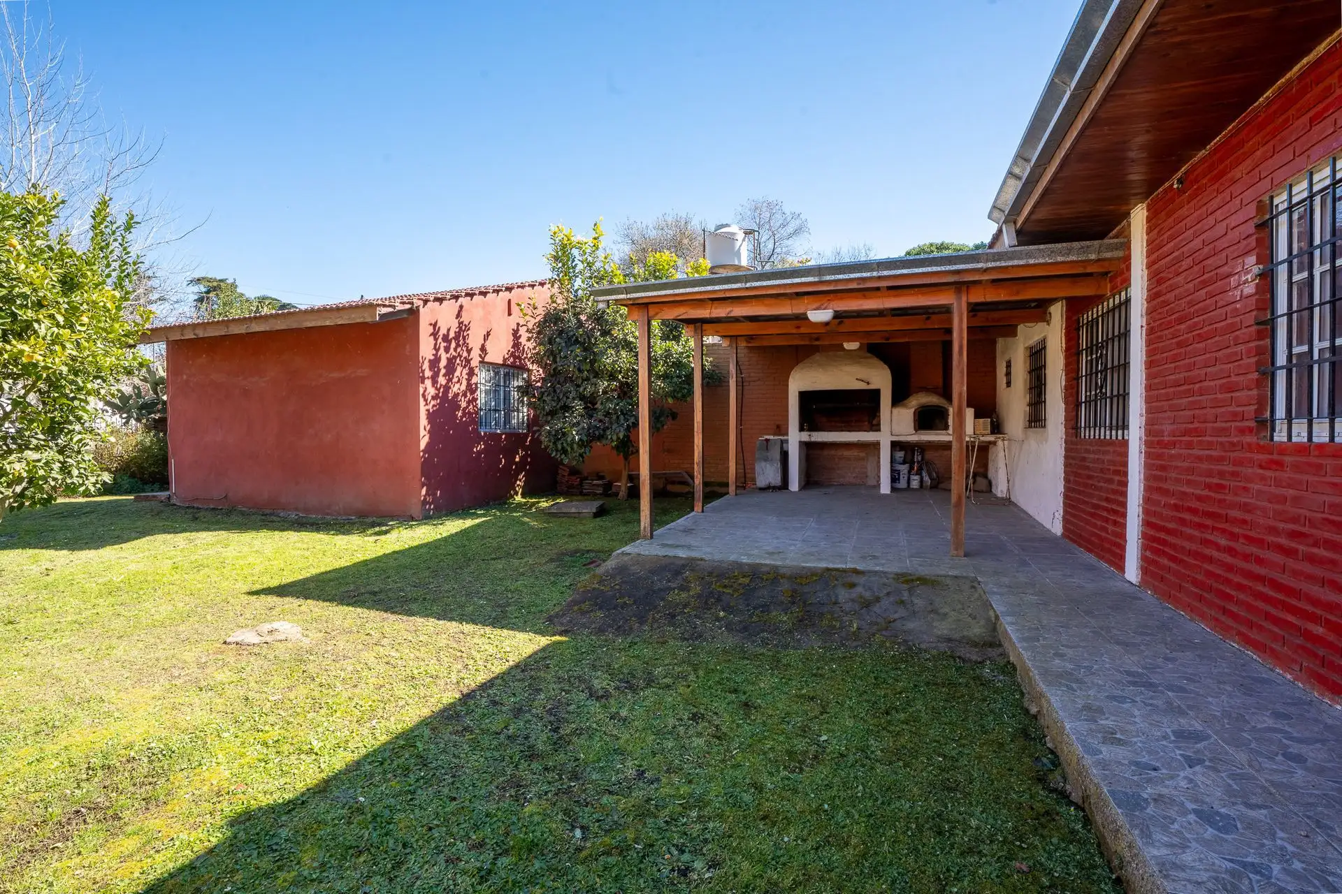 VENTA CASA CON PARQUE LAS DALIAS