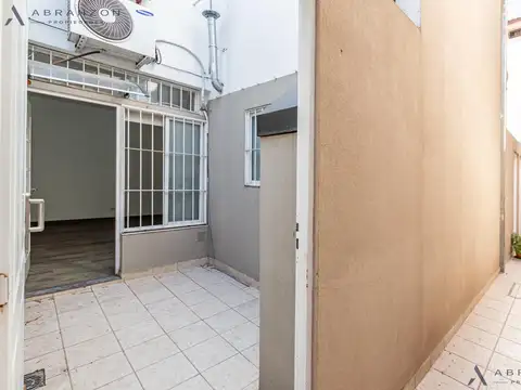 Joaquín V. Gonzalez 1200 PH con patio y parrilla