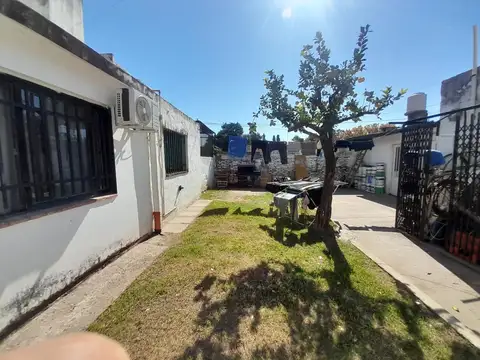 Venta- Casa de 2 dormitorios-patio- con departamento externo