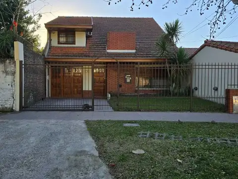 VENTA CASA 4 AMB CON PARQUE COCH Y QUINCHO QUILMES