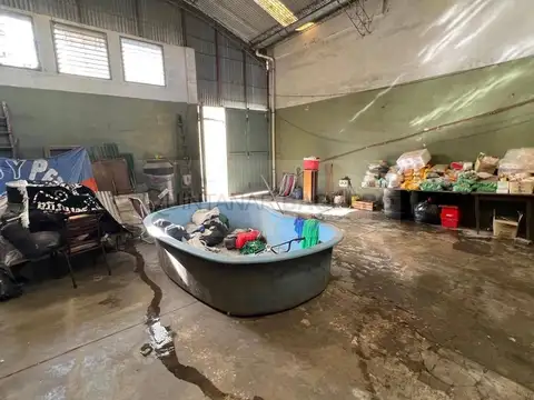 Venta de deposito con vivienda