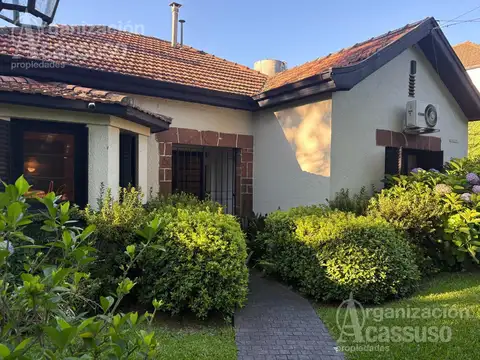 Casa 4 ambientes con 2 baños