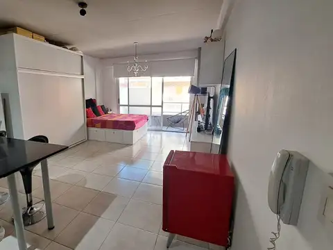 Monoambiente al frente con balcón | Altura de 2° piso y Terraza con Parrilla