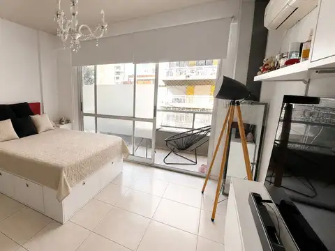 Monoambiente al frente con balcón | Altura de 2° piso y Terraza con Parrilla