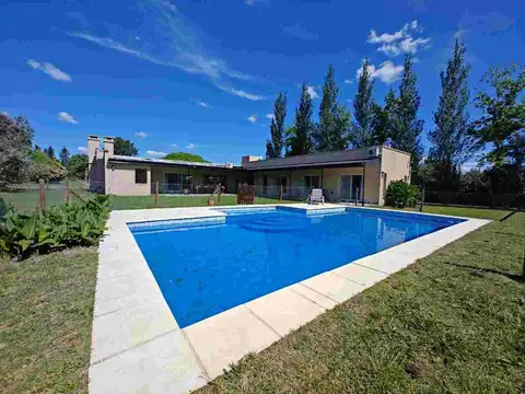 Casa con pileta en La Escondida – Pilar