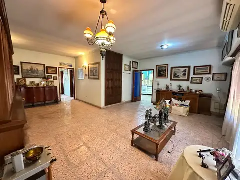 Casa 5 ambientes c/departamento, jardin quincho y parrilla
