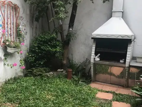 DUPLEX 4 AMB CON JARDIN AL FONDO , EN DOS PLANTAS , CON ESPACIO GUARDACOCHE 