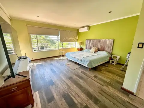 Casa en Venta con 3 cocheras