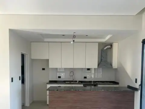 Casa en Alquiler con 2 cocheras